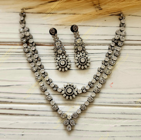 Akhila Necklace and Earring Set